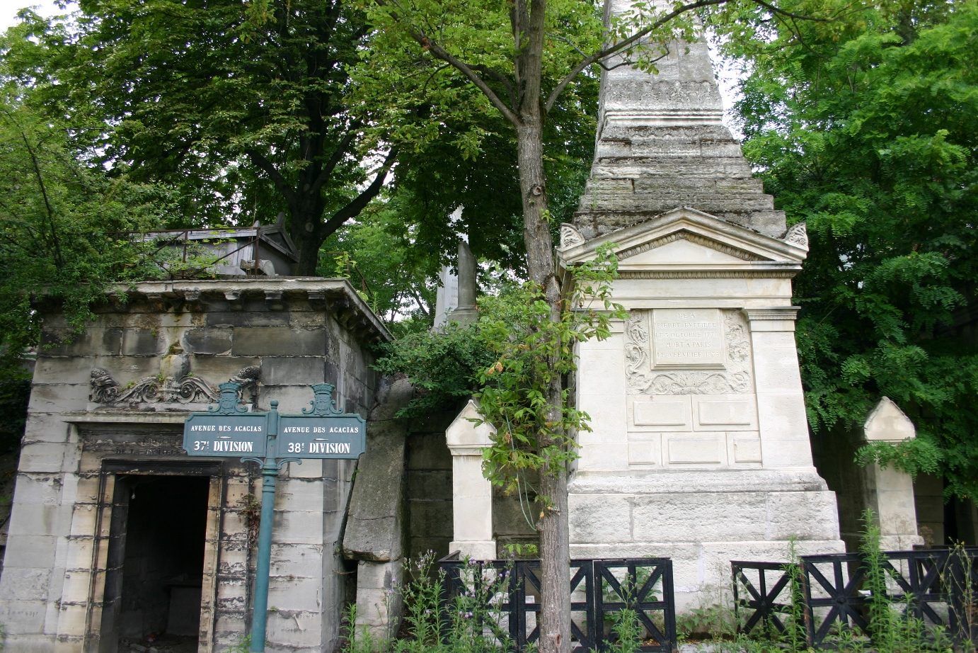 Guillaume%20Dupuytren%27s%20tomb%2C%20Pere%20Lachaise%20Cemetery%2C%20Paris%20%281%29.JPG